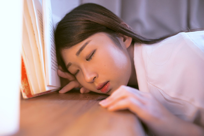 三明治姿势舒服吗gif图：当三明治夹心的感觉 三明治什么感觉怎么玩(2)(点击浏览下一张趣图)