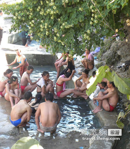 国内可以男女混浴地址：男女全裸混浴少数民族图(2)(点击浏览下一张趣图)