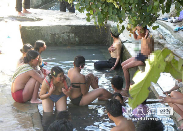 国内可以男女混浴地址：男女全裸混浴少数民族图(3)(点击浏览下一张趣图)