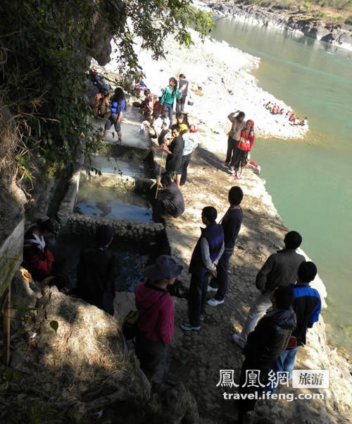 国内可以男女混浴地址：男女全裸混浴少数民族图(4)(点击浏览下一张趣图)