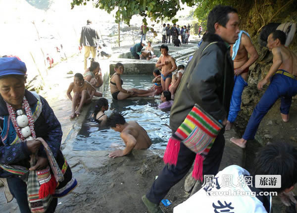 国内可以男女混浴地址：男女全裸混浴少数民族图(6)(点击浏览下一张趣图)