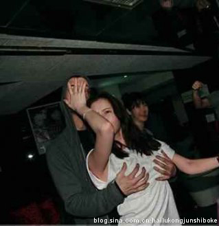 夜店的女生千万别乱碰图：酒吧陪酒女可以摸吗(4)(点击浏览下一张趣图)