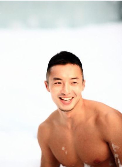 大叔河边洗澡视频：中年大叔儒雅熊控(2)(点击浏览下一张趣图)