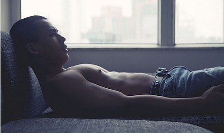 啤酒摊光膀子大叔图：帅哥光膀子照片(5)(点击浏览下一张趣图)