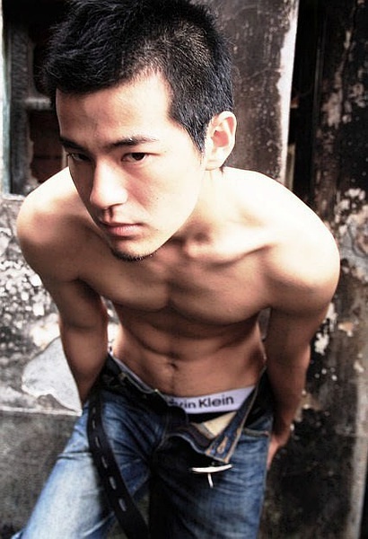 帅胡子大叔图片大全：扳弯直男真人真事大叔(点击浏览下一张趣图)