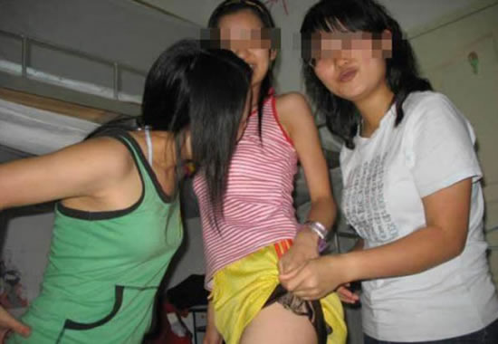 女生宿舍不喜欢穿衣服图：脱我衣服gif(8)(点击浏览下一张趣图)