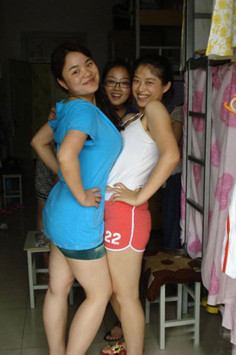 女生宿舍不喜欢穿衣服图：脱我衣服gif(13)(点击浏览下一张趣图)