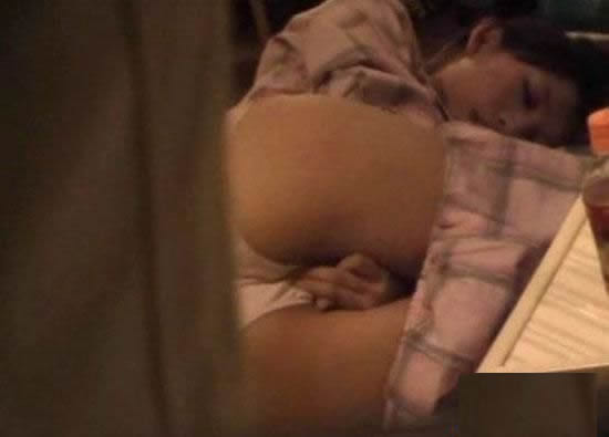 女生宿舍不喜欢穿衣服图：脱我衣服gif(14)(点击浏览下一张趣图)