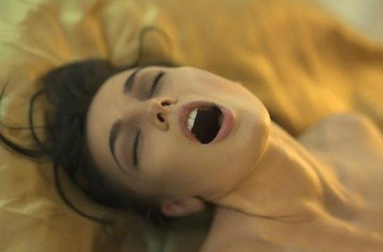 美女腹部中刀图片：刀捅美女肚脐血腥视频(2)(点击浏览下一张趣图)