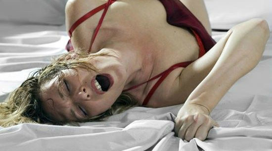 美女腹部中刀图片：刀捅美女肚脐血腥视频(3)(点击浏览下一张趣图)