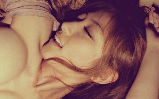 美女腹部中刀图片：刀捅美女肚脐血腥视频(4)(点击浏览下一张趣图)