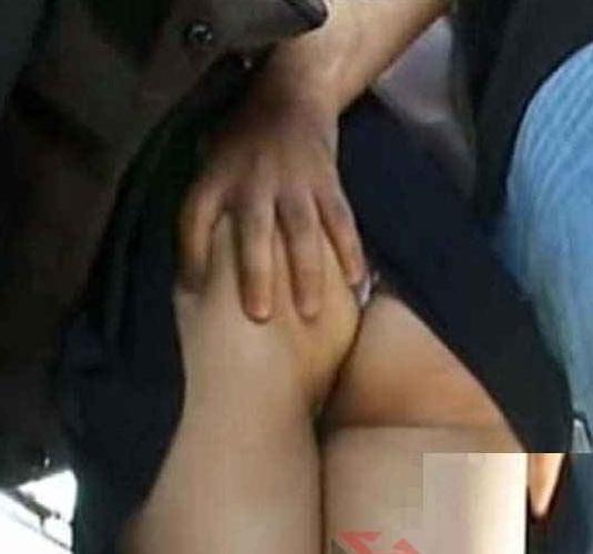 地铁解女子内衣发泄图：被劫色时女子太主动(3)(点击浏览下一张趣图)