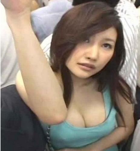 地铁解女子内衣发泄图：被劫色时女子太主动(5)(点击浏览下一张趣图)