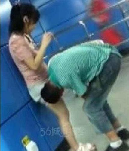 地铁解女子内衣发泄图：被劫色时女子太主动(6)(点击浏览下一张趣图)