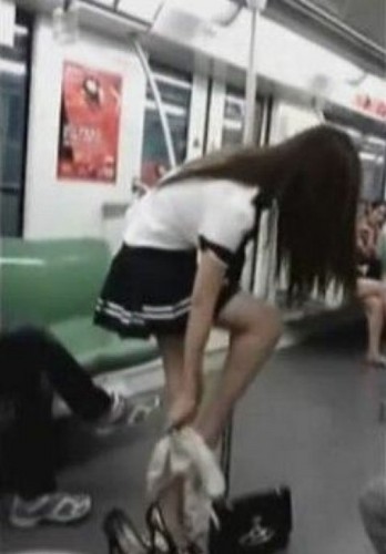 地铁解女子内衣发泄图：被劫色时女子太主动(10)(点击浏览下一张趣图)