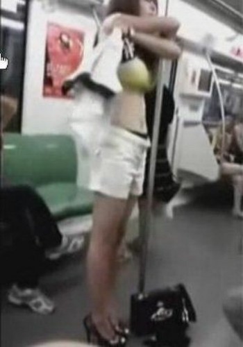 地铁解女子内衣发泄图：被劫色时女子太主动(11)(点击浏览下一张趣图)