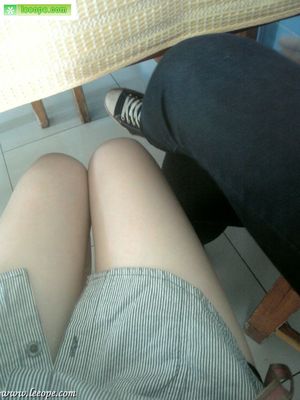 同桌摸大腿中间的图：同桌摸大腿图片(2)(点击浏览下一张趣图)