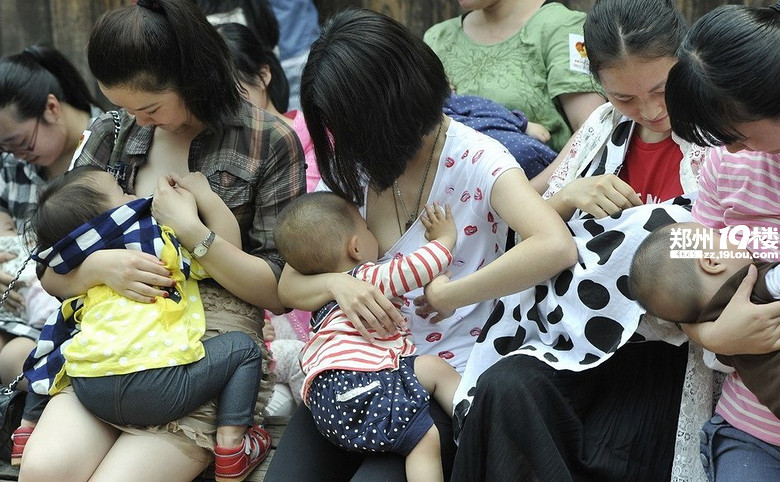 美女妈妈喂奶图片图库：美女妈妈喂奶全过程(点击浏览下一张趣图)