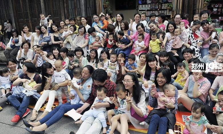 美女妈妈喂奶图片图库：美女妈妈喂奶全过程(5)(点击浏览下一张趣图)