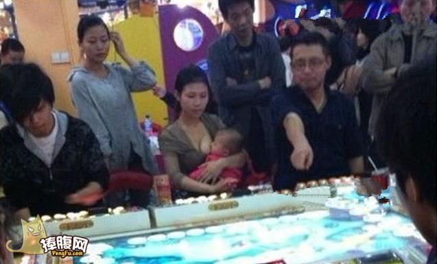 妈妈在公共场所给宝宝喂奶图片图库：福建公共场所喂奶图(点击浏览下一张趣图)