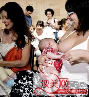 妈妈在公共场所给宝宝喂奶图片图库：福建公共场所喂奶图(5)(点击浏览下一张趣图)