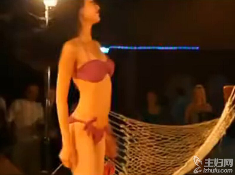 马凡舒内裤滑落哪里看：马凡舒掉落全视频(4)(点击浏览下一张趣图)