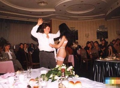泰安伴娘事件原视频：朋友结婚睡了新娘(4)(点击浏览下一张趣图)