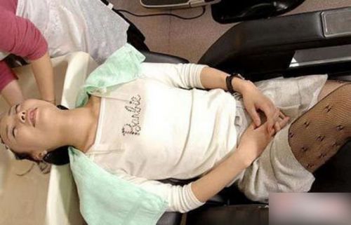 美容院女人美体spa视频图：美容院刮毛视频教程(点击浏览下一张趣图)