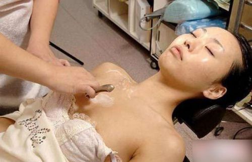美容院女人美体spa视频图：美容院刮毛视频教程(7)(点击浏览下一张趣图)