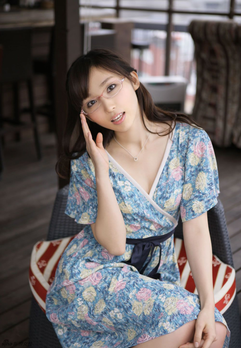 里番一开始有足交的番号动态图：旗袍眼镜娘里番(7)(点击浏览下一张趣图)