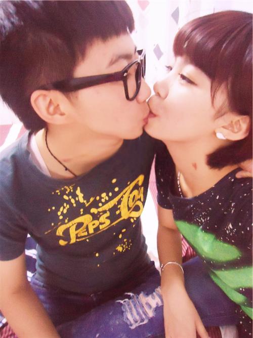 嘴对嘴亲吻女同学动态图：男女嘴对嘴亲吻(5)(点击浏览下一张趣图)