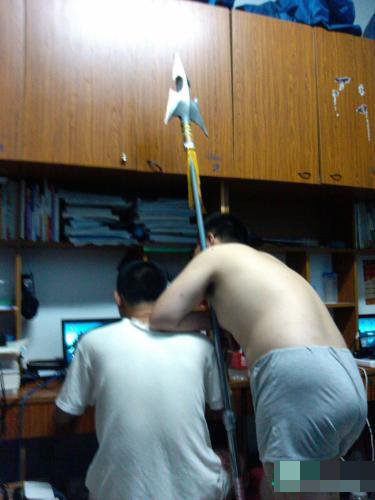 男生在寝室换内裤视频图片：宿舍搞基的视频大全(4)(点击浏览下一张趣图)