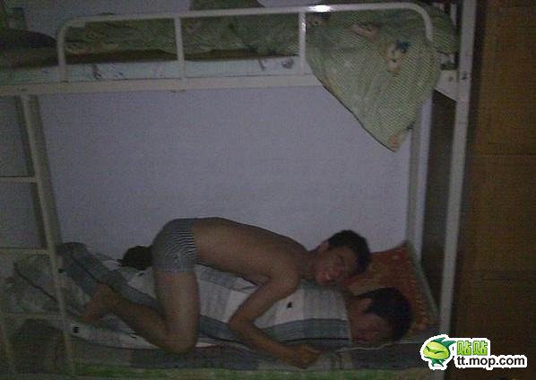 男生在寝室换内裤视频图片：宿舍搞基的视频大全(6)(点击浏览下一张趣图)