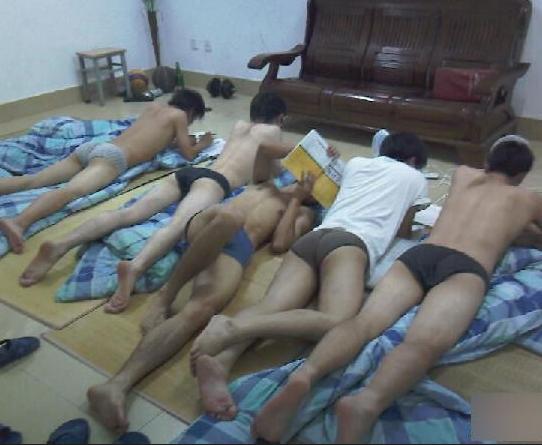 宿舍胖子被扒裤图：宿舍男生被扒裤叉(2)(点击浏览下一张趣图)