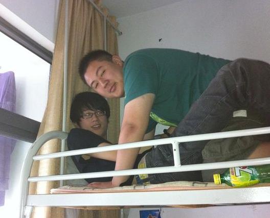 宿舍胖子被扒裤图：宿舍男生被扒裤叉(4)(点击浏览下一张趣图)