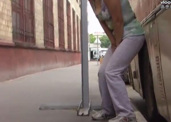 女人蹲着小便高满图：女性蹲着小便图片大胆(2)(点击浏览下一张趣图)