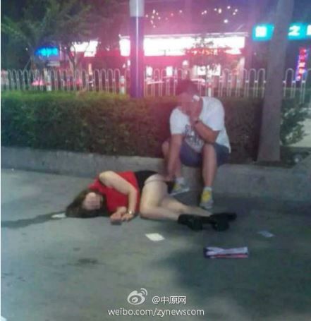 南阳醉酒女子路边图：长沙酒吧一条街捡死鱼(2)(点击浏览下一张趣图)