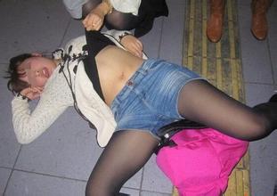 女子醉酒被快车猥琐3次图：女醉酒的恐怖下场视频(3)(点击浏览下一张趣图)