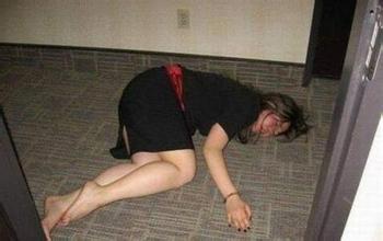 女子醉酒被快车猥琐3次图：女醉酒的恐怖下场视频(6)(点击浏览下一张趣图)