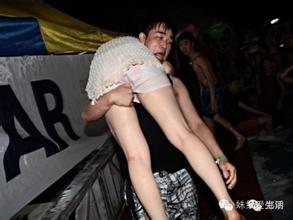 女子醉酒被快车猥琐3次图：女醉酒的恐怖下场视频(7)(点击浏览下一张趣图)