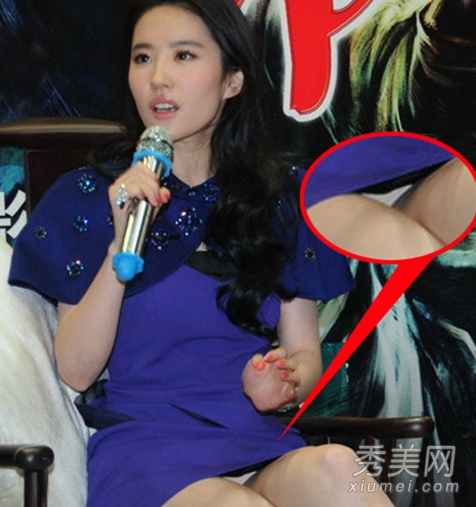 女星走光集锦不打马赛克图集：女星被吃豆腐照片(6)(点击浏览下一张趣图)