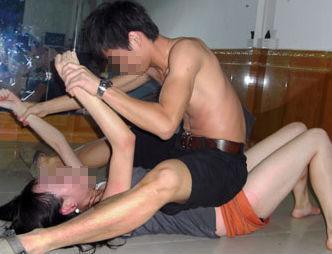 东莞四女五男艳照全集：一男二女玩三劈对联(7)(点击浏览下一张趣图)