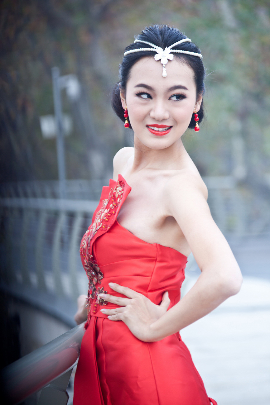 丝袜熟女张静：辣妈诱14岁少年床战9次(6)(点击浏览下一张趣图)