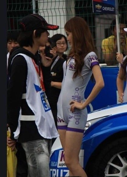 熊黛林牛仔裤凹进去阴沟图：美女全裸bb阴唇(3)(点击浏览下一张趣图)