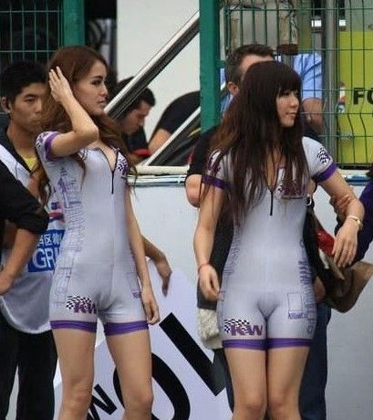熊黛林牛仔裤凹进去阴沟图：美女全裸bb阴唇(4)(点击浏览下一张趣图)