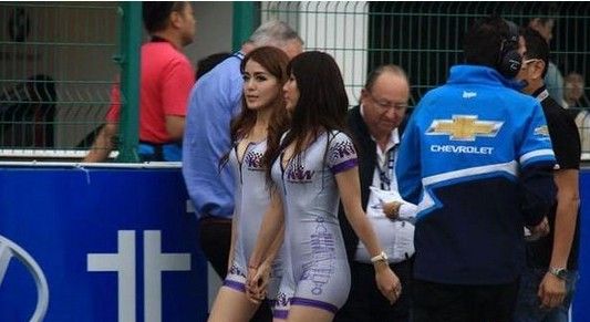 熊黛林牛仔裤凹进去阴沟图：美女全裸bb阴唇(8)(点击浏览下一张趣图)