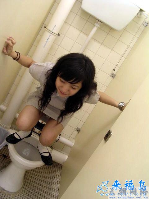 女人上厕所没带卫生经：女生穿裙子上厕所图片(点击浏览下一张趣图)