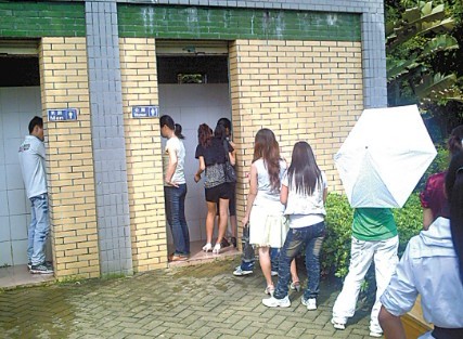 女人上厕所没带卫生经：女生穿裙子上厕所图片(2)(点击浏览下一张趣图)