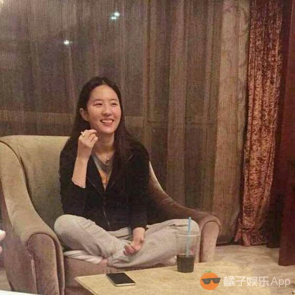 刘亦菲变异前照片：刘亦菲是不是人妖(2)(点击浏览下一张趣图)