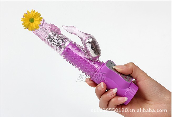 电动棒怎么用视频教程图解：女孩用电动棒自慰(4)(点击浏览下一张趣图)